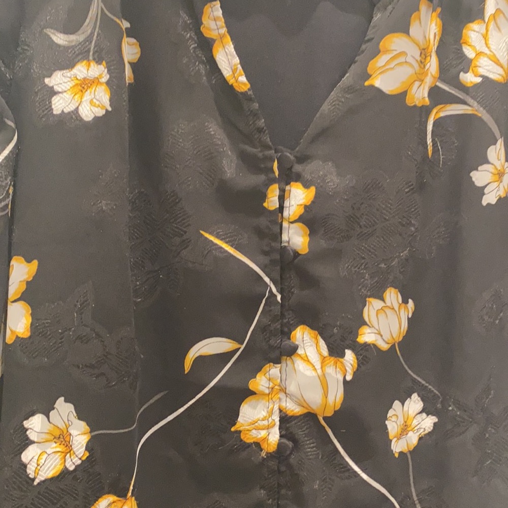 Beautiful blouse - Picture 4 of 4